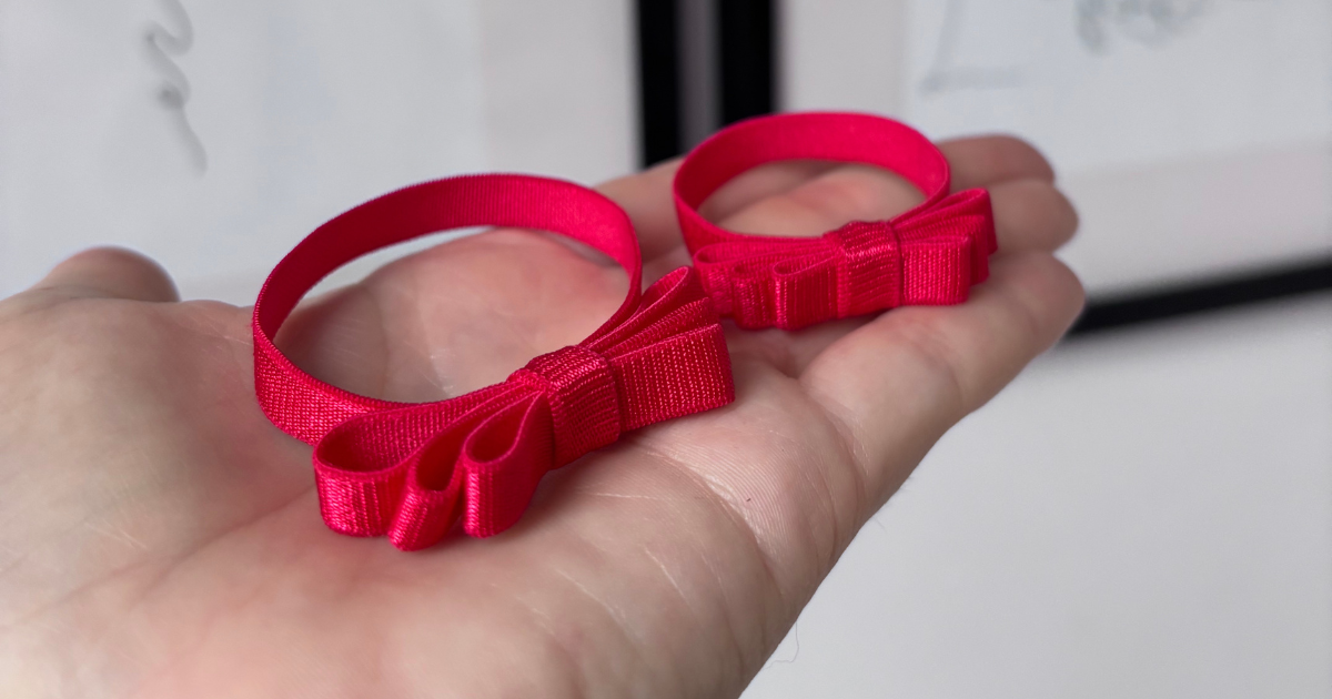 Dlaczego elastyczna bransoletka z kokardką to hit tego sezonu?